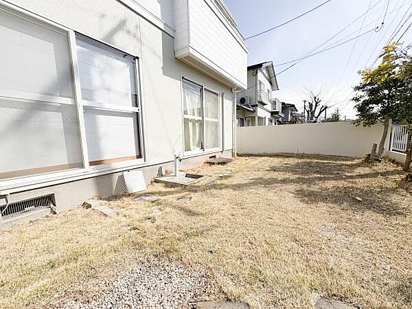 ブロック塀に囲まれたお庭はプライバシー性も確保されています。広々とした空間です。