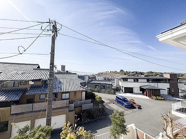 視界が広く遠くの街並みまで見渡せます。落ち着いた住宅街が広がり開放感のある眺望です。