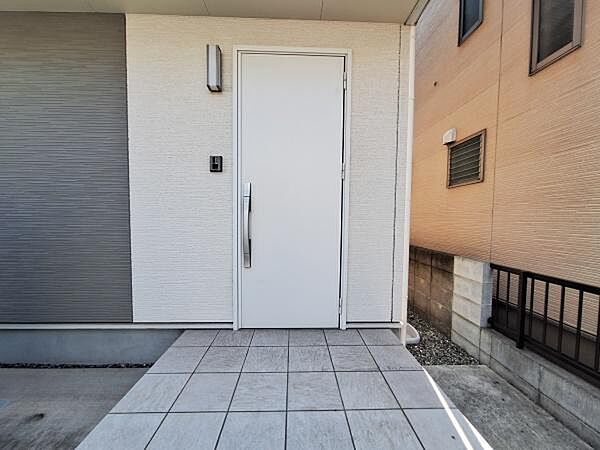 玄関スペースが広々としており開放感があります。清潔感のある白いドアが魅力です。