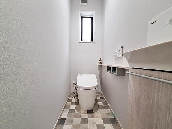 シンプルで清潔感のあるトイレです。壁のデザインが空間にアクセントを加えています。