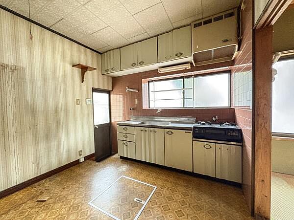 開放感のある窓付きのキッチンです。収納スペースがしっかり確保されています。床下収納も設けられており使い勝手にも配慮されています。壁付けタイプで動作スペースが広めです。上部収納も活用しやすい設計です。