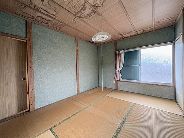落ち着いた雰囲気の和室です。畳敷きで空間が広く使えます。障子から差し込む自然光が印象的です。木目調の天井が和の趣を感じさせます。静かな時間を過ごせるお部屋です。