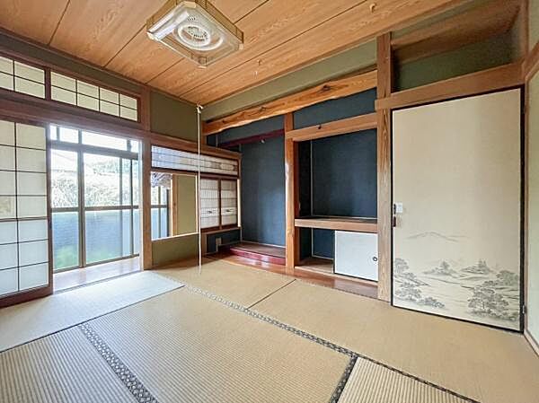 障子からのやわらかな光が差し込む和室です。床の間や押入れなど伝統的な造りが特徴的です。ふすまの絵柄も趣があります。畳の状態も良好で和の風合いを感じる空間です。