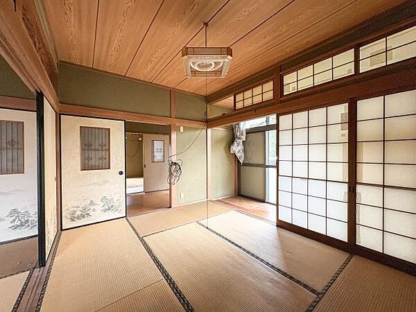 落ち着いた雰囲気の和室です。障子やふすまのデザインが印象的で趣のある空間となっています。畳敷きで和の雰囲気をしっかり感じられます。自然光も入りやすく開放感があります。天井や木部の造りも丁寧です。