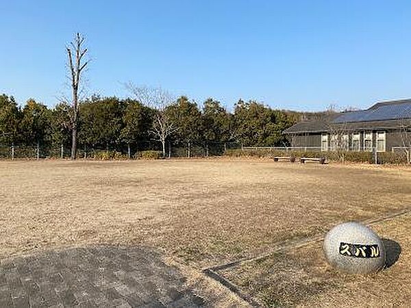 スバル公園まで900m、スバル公園まで900ｍ