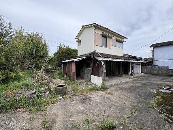 広々とした敷地が特徴の外観です。車の出入りもしやすいスペースがあります。庭には緑が多く落ち着いた雰囲気が感じられます。建物はしっかりとした造りとなっています。プライベート感のある配置です。