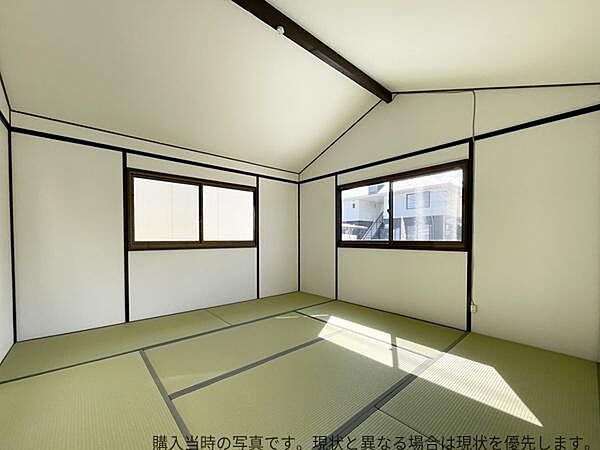 2面の窓から自然光が入るため日中も明るさを感じられます。落ち着いた和の雰囲気を楽しめる空間です。天井の梁がアクセントとなっています。通風も良好です。