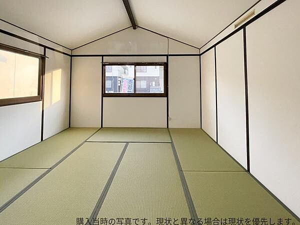 窓から自然光が差し込む開放感のある和室です。シンプルなデザインで使い勝手の良い空間となっています。畳の優しい風合いが印象的な一室です。天井が高めでゆとりを感じられます。