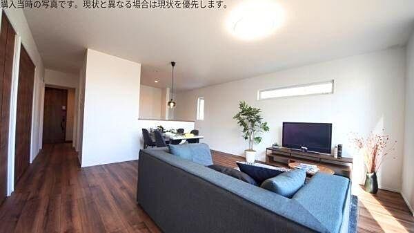 開放感のあるリビングが印象的です。大きな窓から光が差し込み明るい空間となっています。すっきりとしたインテリアで心地よく過ごせます。ウッド調の床が落ち着いた雰囲気を演出します。