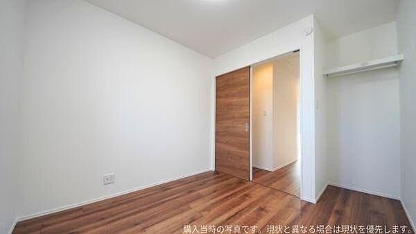 白を基調とした壁により明るくすっきりとした洋室です。木目調のフローリングが空間に温かみをプラスします。収納スペースも確保されているため衣類や小物の整理がしやすいです。