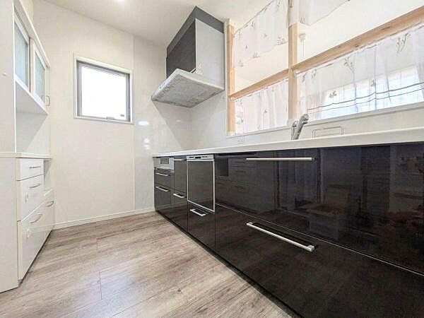 落ち着いた色合いのキッチンはスッキリとした印象です。大きめの窓から自然光が入り全体的に明るい空間です。広々としたカウンターは使い勝手も良好です。収納スペースも充実しており整理整頓がしやすい構造です。