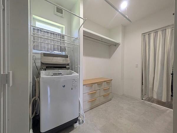 洗面所はシンプルで機能的な空間です。収納が充実しており使いやすさが感じられます。洗濯機置き場も設けられており家事動線が考えられています。清潔感のある内装が特長です。