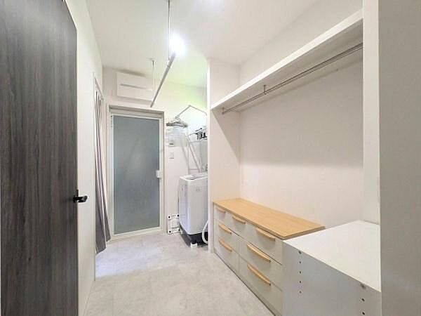 ゆとりのある空間で動線もスムーズになっています。洗濯機置き場もあり便利です。