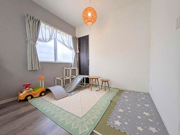 日差しが入る明るい和室です。シンプルな内装で用途に合わせたアレンジが可能です。クローゼットも備わっており収納スペースも充実しています。照明がアクセントとなり落ち着いた雰囲気を演出します。