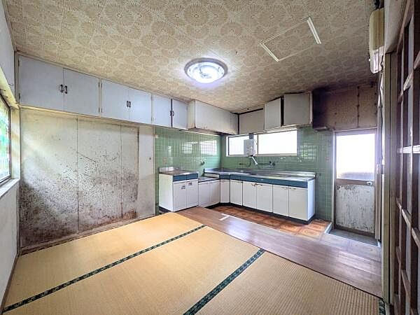 キッチンから和室まで見渡せる、安心感のあるレイアウト。お料理をしながら和室でくつろぐ家族を見守れるのがうれしいポイントです。豊富な収納と明るい光に包まれて、毎日をスマートに、心地よく過ごせるお家です。