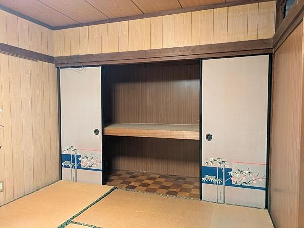 和の雰囲気を感じられる引き戸付き収納です。襖のデザインが空間に趣を加えおり、畳のお部屋に調和した仕様です。内部は奥行きがあり、使いやすい棚も設けられているため、収納力がしっかり確保されています。