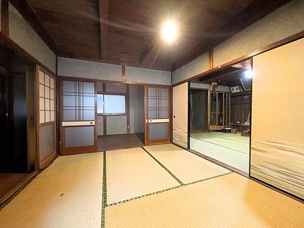 畳の香りに癒される落ち着いた和室。隣の部屋とはふすまで仕切られているので、開け放てば大人数の来客も安心してお迎えできる大空間に早変わり！用途に合わせてにぎやかな場にも、個室としても使えるのがいいです。