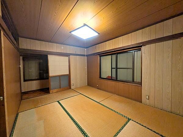 温かみのある木目調の壁と天井が特徴的な和室です。畳の敷かれた落ち着いた空間で引き戸の仕切りもあり使い勝手が良いです。窓からの採光で室内が明るく保たれます。シンプルな内装で様々な用途に対応できます。