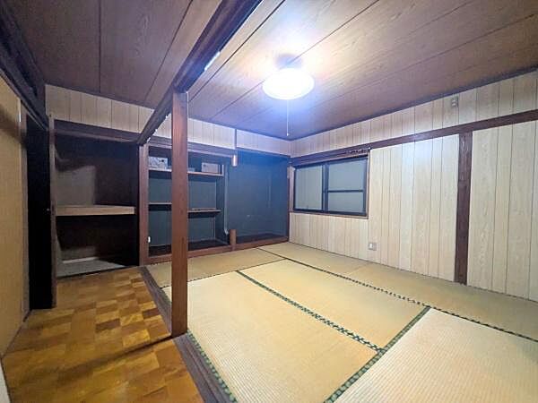 畳が敷かれた和室は落ち着いた雰囲気が広がり、天井や壁も木目調で統一されており温かみがあります。収納スペースもしっかり確保されています。障子風の窓も備わっており和の趣を感じられます。
