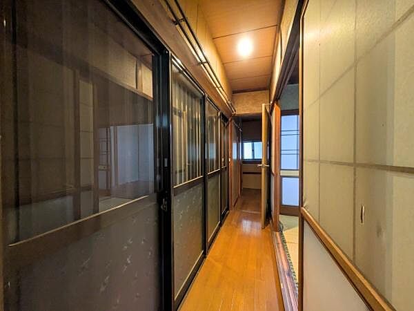 左から差し込む柔らかな光と、右側の障子が和の趣を感じさせる素敵な廊下です。木の温もりに包まれて、歩くだけでホッと落ち着くような心地よさが魅力です。奥まで光が届くのでお家全体が明るい印象になりますね。