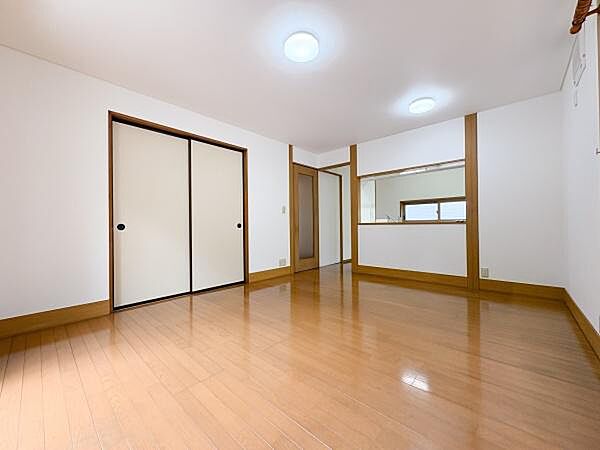 広々としたリビングは大きな窓から明るい日差の差し込むリビングです。白い壁と木目の建具のコントラストが空間をすっきりと見せます。