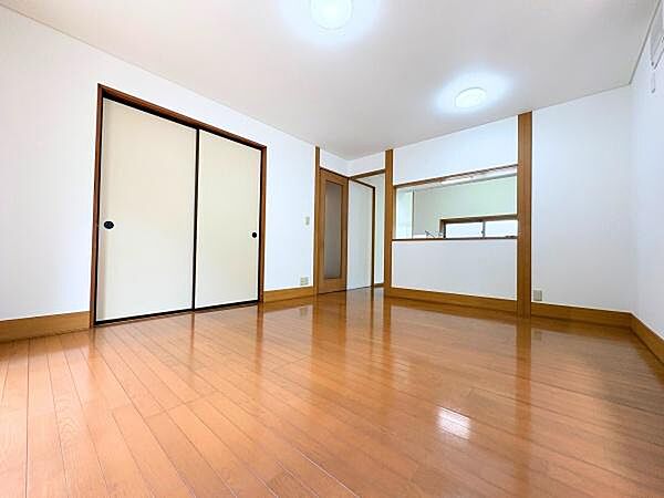広々としたリビングは開放感のある空間が印象的です。明るいフローリングが室内を爽やかに彩ります。和テイストのデザインが落ち着いた印象を与えます。