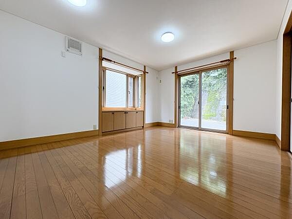 大きな窓があり自然光がしっかりと入るリビングです。壁や天井はシンプルな白を基調としています。室内はすっきりとした空間です。収納スペースもありリビングをすっきり保てます。