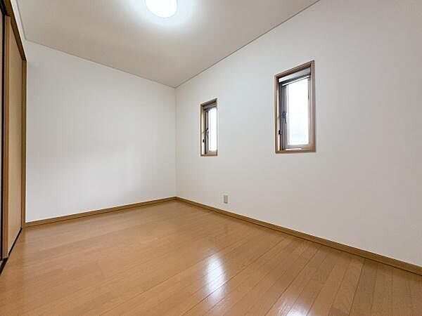 洋室のWICです。窓が付いているため明るく換気がしやすいです。広々しており沢山の物を収納することが出来ます。