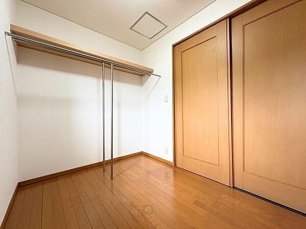 洋室は明るい色合いのフローリングが特徴です。収納スペースが備え付けられており整理整頓に便利です。室内はすっきりとした印象で家具の配置もしやすい造りです。引き戸のクローゼットもポイントです。