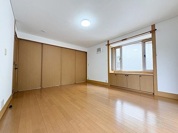 明るい洋室は木目調のフローリングが心地よい印象を与えます。WICが備わっており整理整頓がしやすいお部屋です。