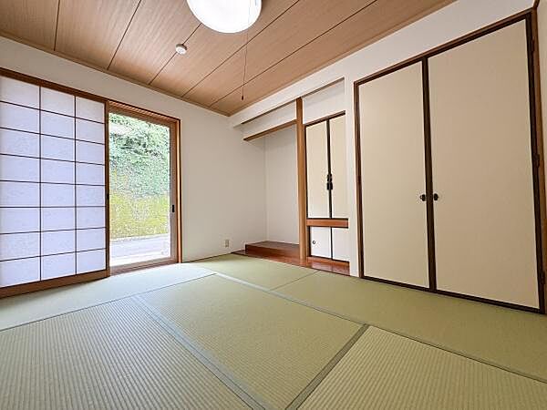 和室らしい落ち着いた雰囲気が広がっています。障子から自然光が差し込み明るい空間です。押入れや床の間も用意されており収納や和のしつらえが整っています。畳の心地よさが感じられる一室です。