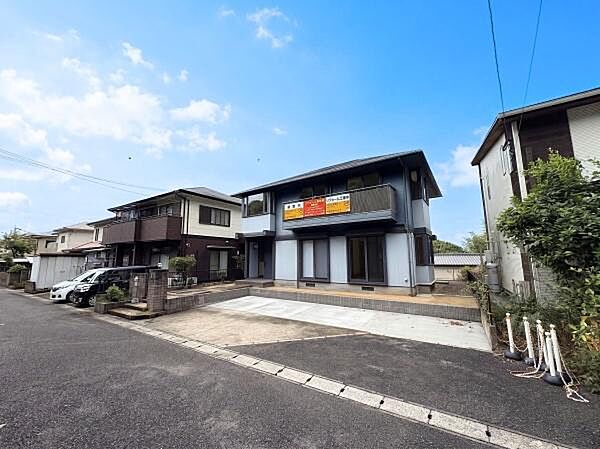 広々とした駐車スペースが設けられており車の出し入れもスムーズに行えます。周囲は落ち着いた住宅街で住環境が整っています。2階部分にバルコニーがあり外観もすっきりとした印象です。