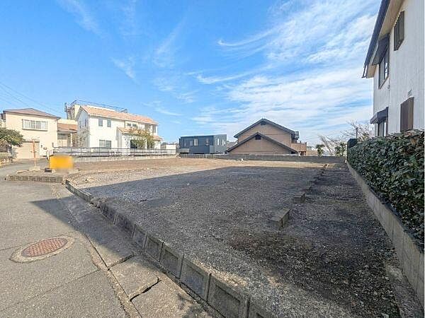 整った区画で道路に面したアクセスの良い土地となっています。