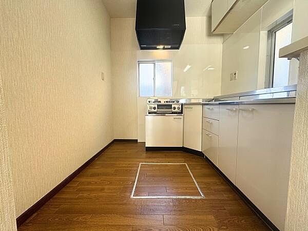明るい窓付きで開放感のあるキッチンです。収納スペースが豊富に備わっています。清潔感のある白いキャビネットが印象的です。作業スペースが広めに設計されています。