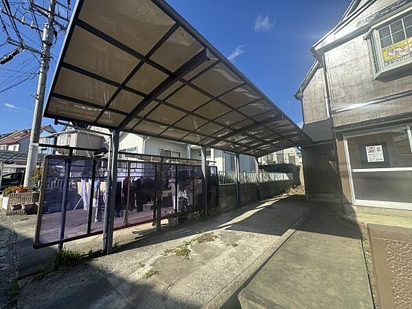 広々としたカーポート付きの駐車場です。屋根があるため天候の影響を受けにくい仕様になっています。両側にフェンスが設置されており安心してご利用いただけます。住宅横に隣接しているので出入りも便利です。