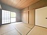 和室：障子から差し込む自然光が心地よく広がります。畳の香りと質感が楽しめる空間です。天井や柱の木目が温かみを感じさせます。収納も備わっており使い勝手の良いお部屋です。
