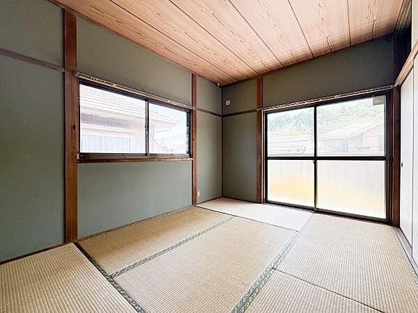 落ち着いた和の雰囲気を感じられる空間が広がります。畳の床がくつろぎやすい印象を与えます。天井と壁の木目が室内に温かみをプラスしています。