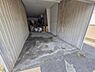 駐車場：電動シャッター付きの車庫スペース