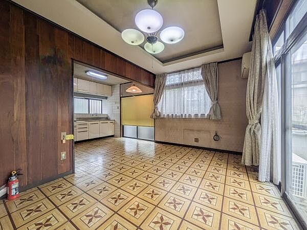 落ち着いた木目調の壁が印象的です。キッチンへの動線もスムーズです。