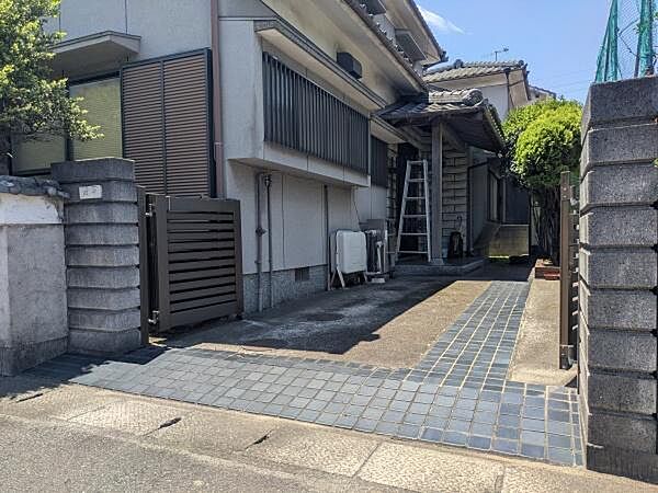 門扉付きの駐車場で敷地内に安心して車を停められます。舗装されたスペースなので車の出し入れもスムーズです。