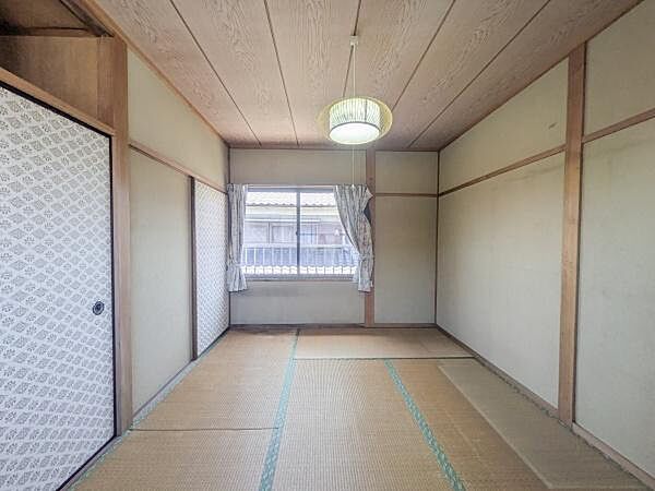 2階和室は自然光がしっかりと入る明るい空間です。落ち着いた色合いの壁と天井が全体をすっきりとまとめています。