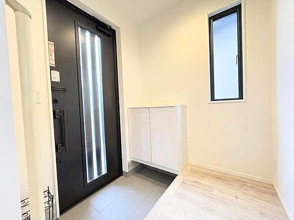 大きな窓からの自然光が広がり収納スペースも設けられています。シンプルなデザインでさまざまなインテリアに合わせやすい印象です。床の切り替えが特徴的なアクセントとなっています。