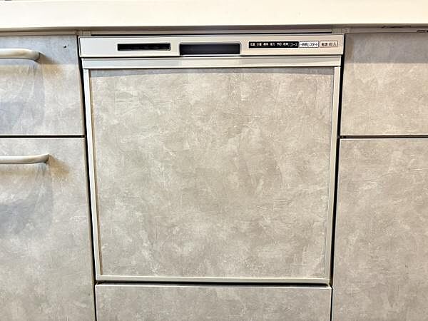 キッチンにビルトインタイプの設備が設置されています。面材一体型で空間に馴染むデザインです。操作パネルも見やすく扱いやすい仕様です。