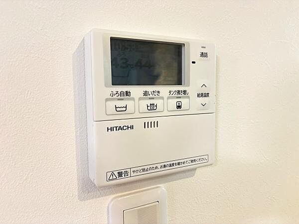 壁に設置された操作パネルで簡単にお湯張りや追い焚きが可能です。表示画面も大きく見やすい仕様です。シンプルなデザインなので室内にもなじみやすいです。