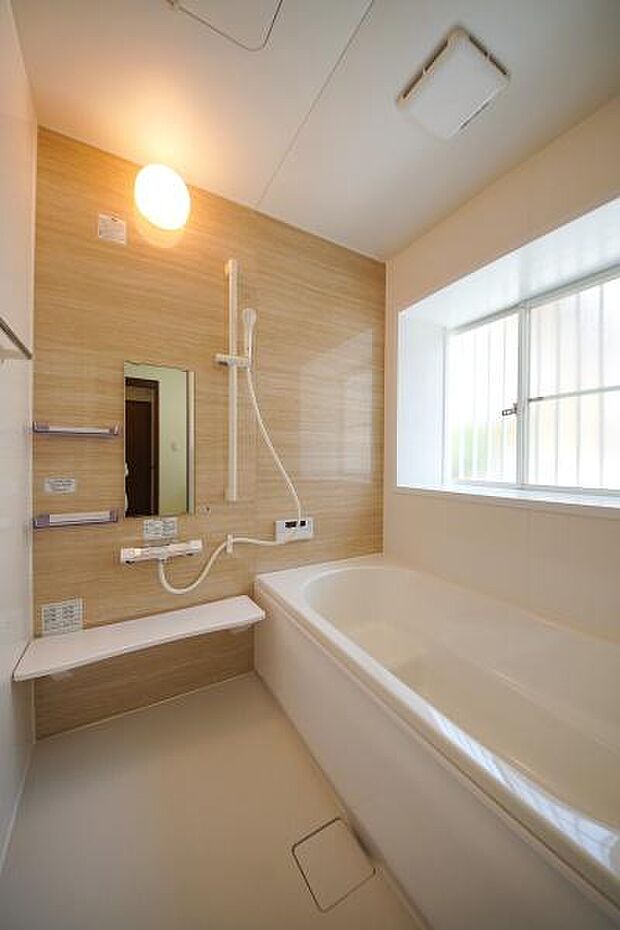 浴室は新しいシステムバスを設置。給湯器も交換したことで自動湯張り、追い焚き機能付きです♪