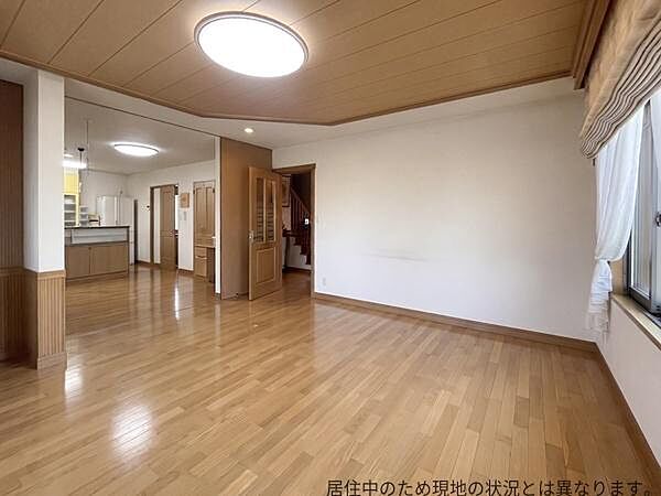明るい光が差し込むリビングは広々とした空間が魅力的です。窓が大きく開放感があります。