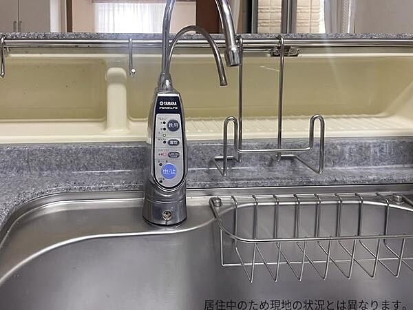 シンプルなキッチンには使いやすい蛇口が設置されています。カウンター付きで整理整頓もスムーズ。ステンレスシンクが水はけをサポートします。収納スペースも確保されており快適に利用できます。