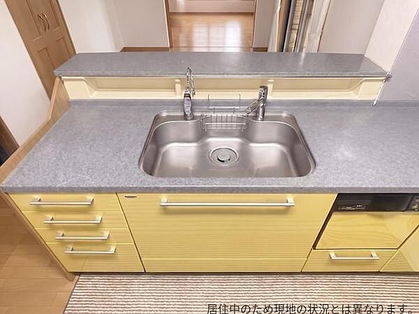 シンプルなデザインのシンクが印象的なキッチンです。広々としたワークトップで調理もスムーズに行えます。収納スペースが豊富なので整理整頓がしやすいです。明るい色合いが空間に開放感を与えます。