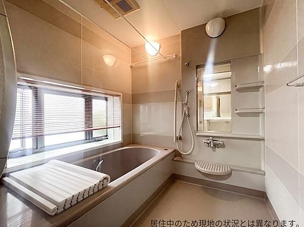 窓付きのバスは明るい自然光が差し込み室内が開放感のある印象です。浴槽と洗い場がゆったりと確保されており使いやすい構造です。収納棚やミラーも設置されていて整理整頓がしやすいです。