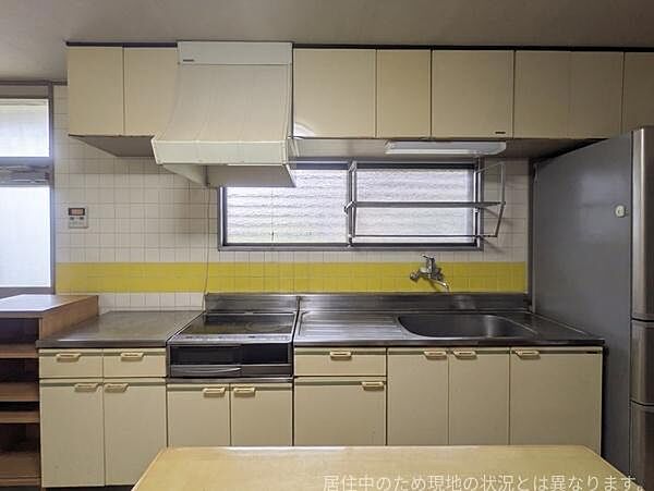大きな窓があり明るい雰囲気のキッチンです。収納スペースが豊富に設けられています。作業台が広めに設計され調理がはかどります。シンプルなデザインで清潔感があります。